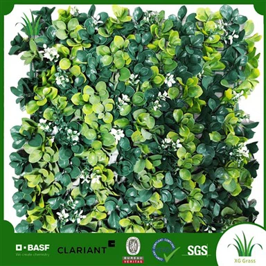 Стена из искусственной травы в помещении